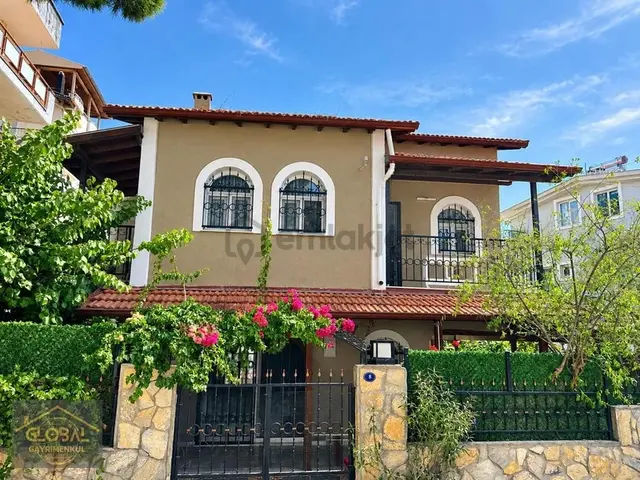 Tek Müstakil & Geniş Bahçeli Satılık Yazlık Villa 1