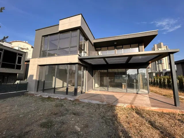 Alacaatlı Nın Merkezinde Site İçi Tam Müstakil Kiralık Villa 1