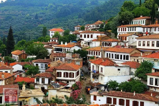 Şirince Merkezde Satılık 202 M² Arazi 1