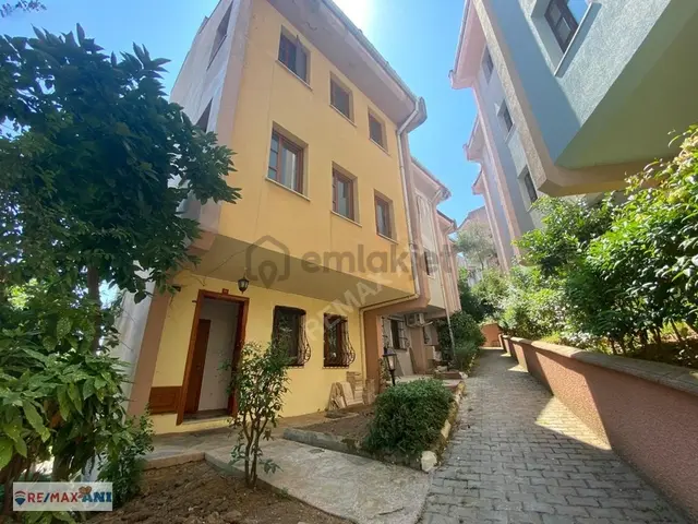 Remax Anı 'dan Otağtepe Onur Sitesi 'nde Kiralık 4+2 Villa 1