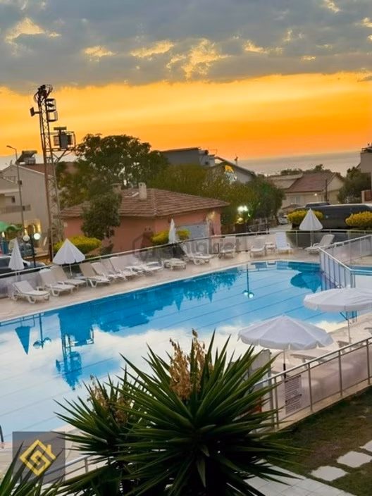 Doğalgazlı 2 Banyolu Plaja 900 Mt Güvenlikli Havuzlu Site 4+1