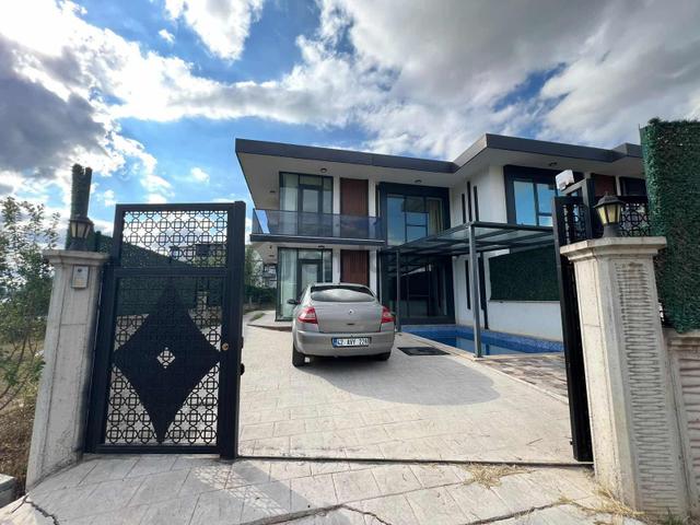 Sarımeşede Bağdat Caddesi Üzerinde Havuzlu 4+1 Müstakil Villa