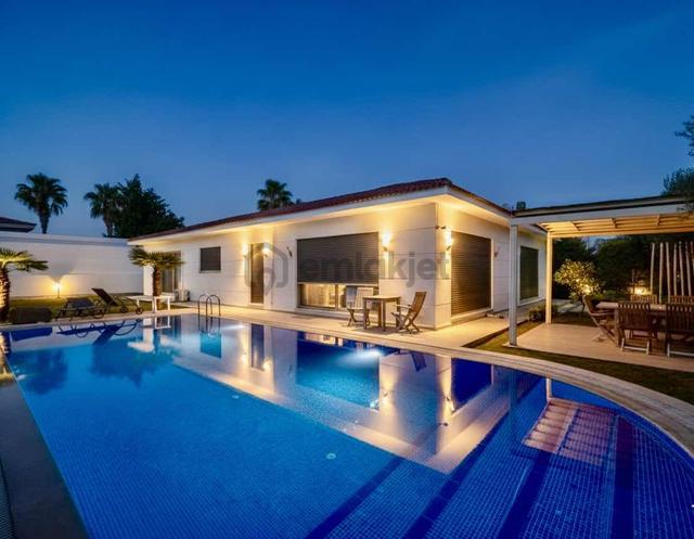 Çeşme Mamurbaba'da Satılık Müstakil Villa 800m2 Arsa İçerisinde 1