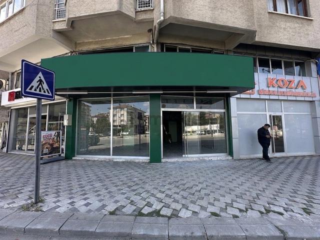 Xre'den Kavşak Noktada Kiracılı 280 M² Satılık 3 Katlı Dükkan