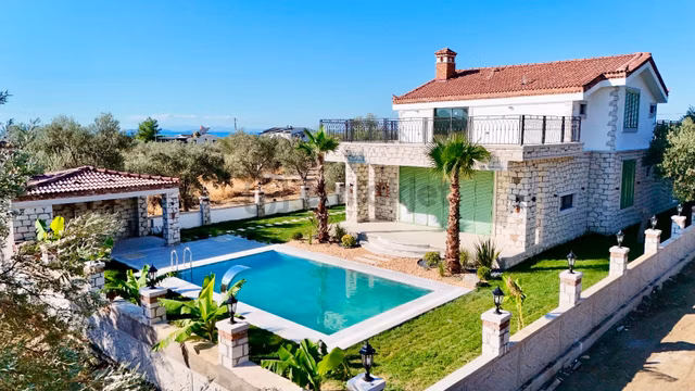 Altınoluk'ta 650 M2 Arsa İçinde Satılık Alaçatı Taş Villa 1