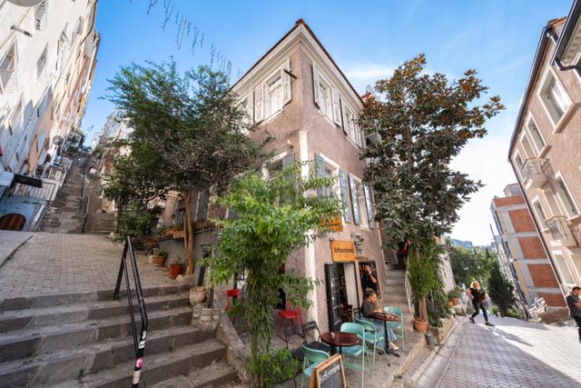 İzmir Karataş'ta Satılık Rum Evi Ve Kırkmerdiven Cafe 1