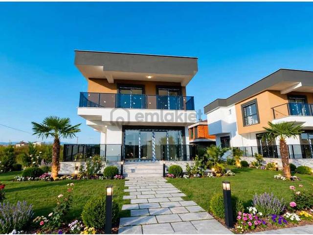 Denize Yürüme Mesafesinde Müstakil 3+1 Bahçeli Site İçi Villa 1