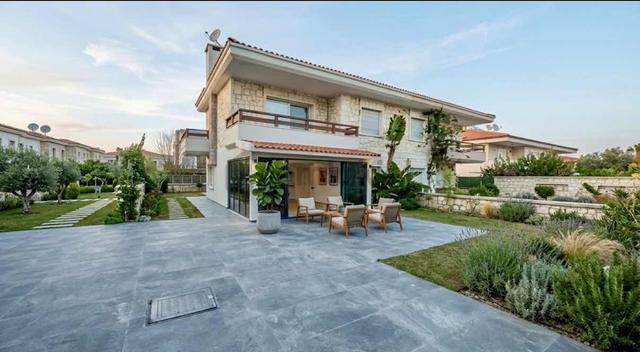 Çeşme Şifne'de Denize Yakın 3+1 Bakımlı Garajlı Villa 1