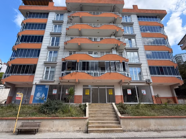 Tırpan Gayrimenkulden Güzelyalıda 90m2 Cadde Üzeri Kiralık Dükkan 1