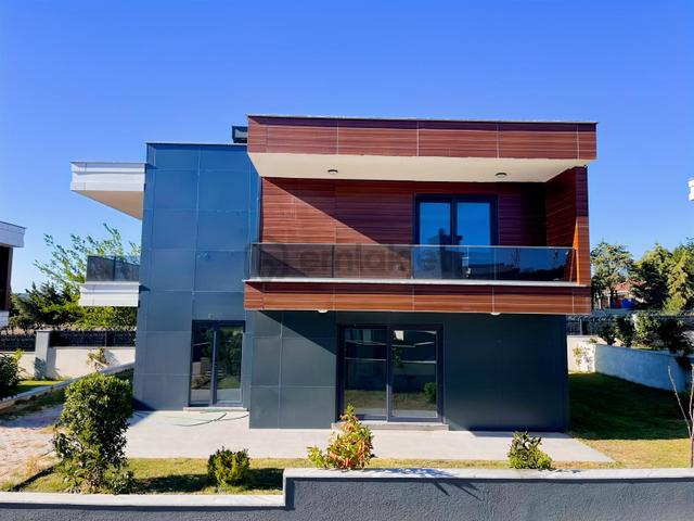 Silivri Ortaköyde İskanlı Havuzlu Sitede 4+1 Sıfır Villa