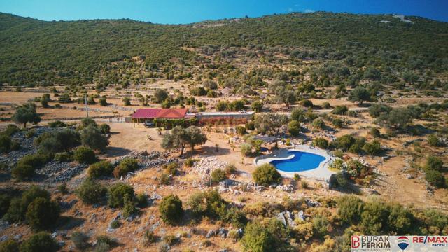 Seydikemer Dodurga'da 8.362 M² Tek Tapu Satılık Havuzlu Taş Ev 1