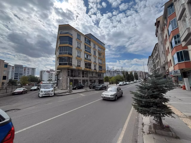 Şehitler'de Köşe Başında 3+1 Daire Ara Kat Balkon Asansör Yolcep