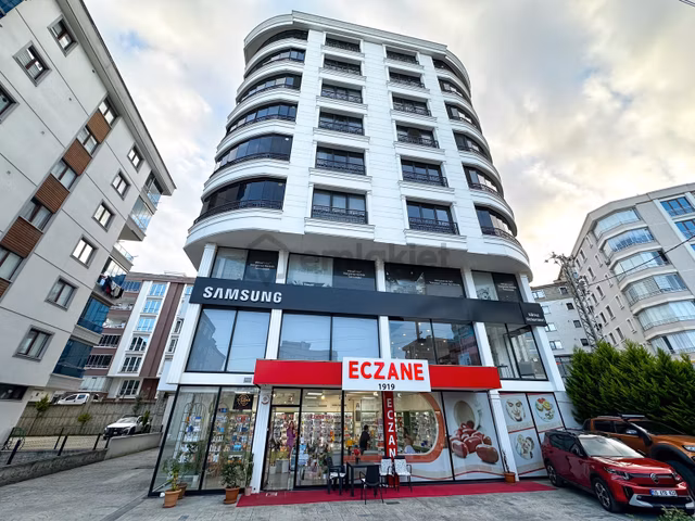 Atakent'de Bulvara Cephe Kiralık 3+1 Giyinme Odalı Lüks Daire 1