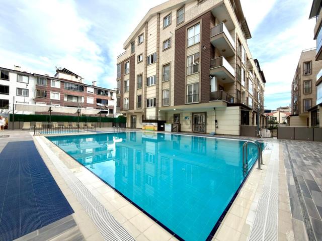 Referans'tan Altınkum'da Ön Cephe Ara Kat Havuzlu Kiralık 1+1 Daire 1
