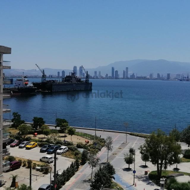 Karşıyaka'da Çift Cepheli Tadilatlı 3+1 Satılık Yalı Dairesi