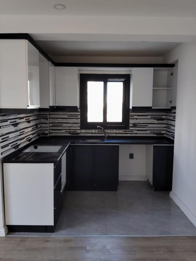 Erdemli Merkez'de Geniş Teraslı Sıfır 2+1 Kiralık Daire 1