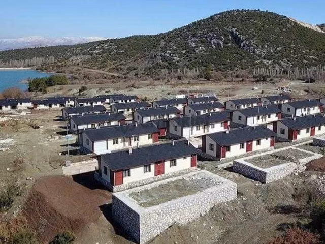 Tefenni Zafer Mah'de (415m2) Göl Ve Doğa Manzaralı İmarlı Arsa 1