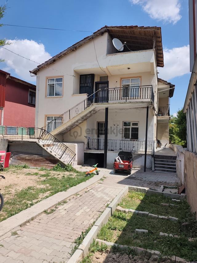 Bahçeli 2 Adet Müstakil Ev Ve Arsası 1