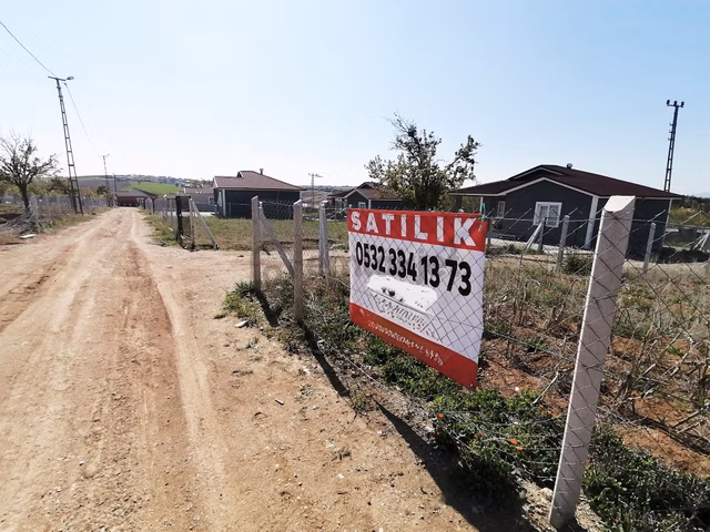 Aydıncık Köyü Ana Yola Yakın 400m2 Elektirik Su Aktif Bahçe