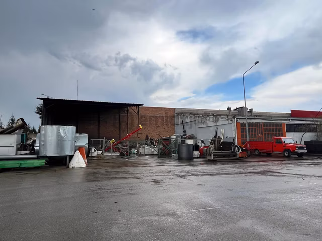 Arkadaş Emlaktan Küçük Sanayi Sitesinde 665 M2 Satılık Dükkan 1