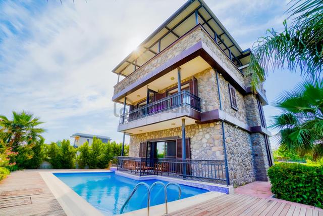 Urla İçmelerde Tam Müstakil, Eşyalı, Özel Havuzlu Taş Villa 1
