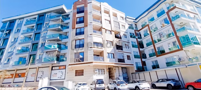 İzmir Bornova Erzene Mah.kaliteli Yapıda Satılık Geniş 3+1 Daire 1