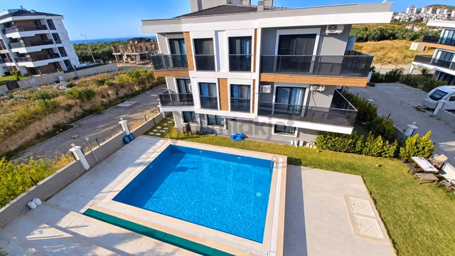 Kuşadası Davutlar Havuz Manzaralı 2+1 Kiralık Daire 1