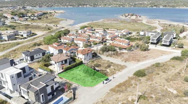 Çeşme Şifne Mh.364 M2 Deniz Manzaralı Ruhsatlı Satılık Köşe Arsa 1