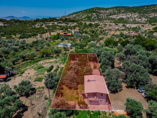 Foça Yeniköy'de 1.277 M2 Arsa Üzerinde Satılık Müstakil Ev 1