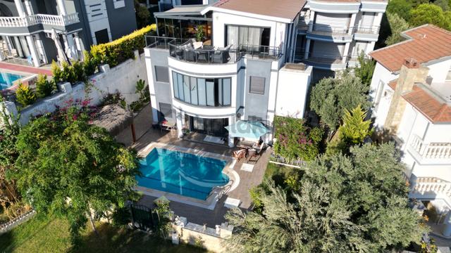 Tek Müstakil Özel Havuzlu Denize Yürüme Mesafesinde Büyük Villa 1