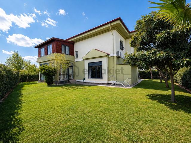 Gökkuşağı Villalarında Satılık 5+1 Villa 1