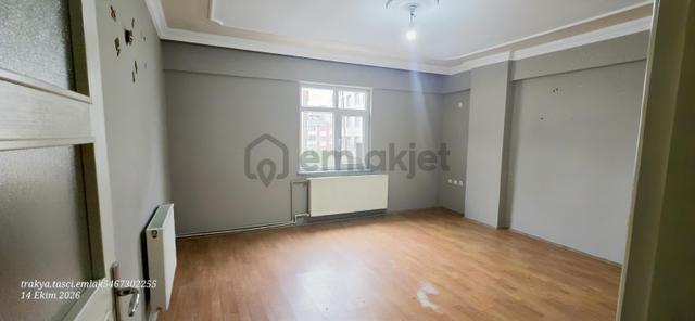 Kapaklı Mustafa Bakkal Meydanında Kiralık Ön Cepheli Daire 1