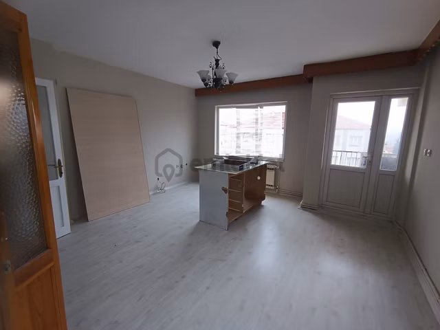 Ender Uysal Gayrimenkulden Bursa Caddesin'de İçi Yenilenmiş Kiralık 3+1 Asansörlü Daire... 1