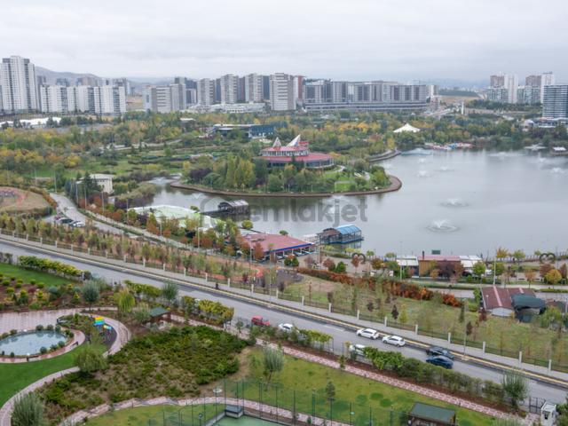 Eryaman Kaşmir Sitesi'nde Göl Manzaralı 4+1 Satılık Daire