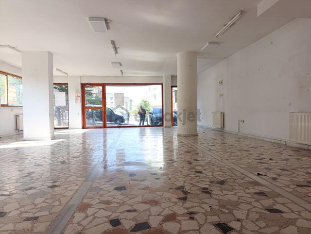 Kabil Caddesi'nde Geniş Bahçeli, 198m² Kiralık Mağaza 1