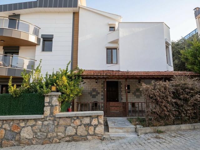 Çeşme Çiftlikköy Serakent Sitesinde Satılık Tripleks 3+1 Villa 1