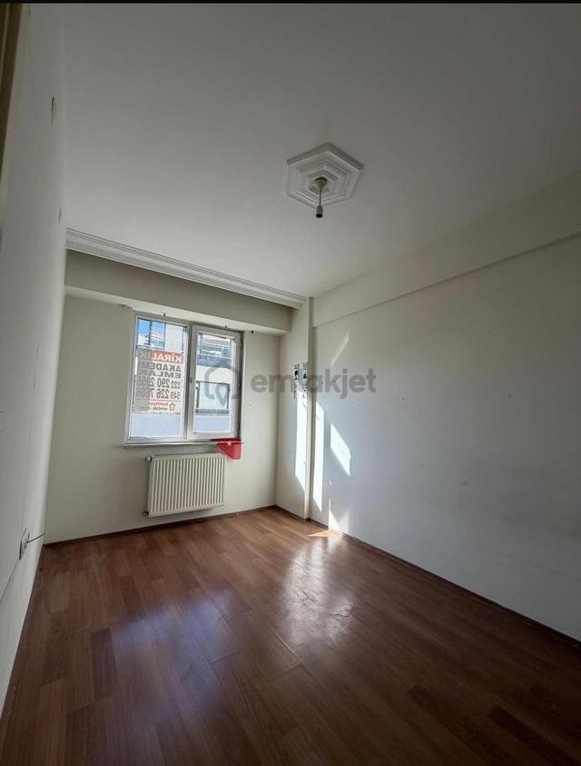 Akademi'den Espark Yakını Ara Kat Ön Cephe Kiralık 1+1