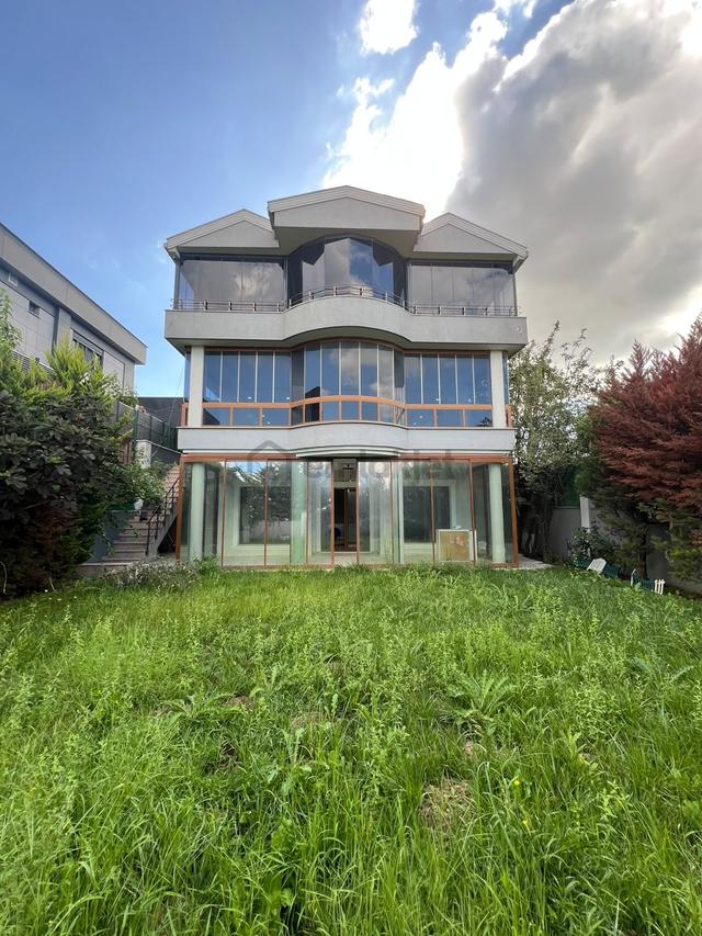 Gürpınar'da Satılık Deniz Manzaralı 6+2 Bahçeli Lüks Villa