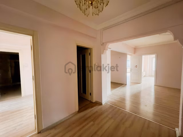 Cumhuriyet Caddesi Meydan Avm Yanı Kiralık 4+1 Daire Asansörlü 1