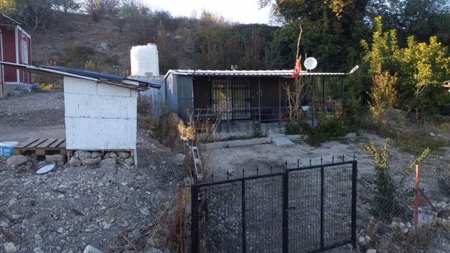 Erzden Bornova Yakaköyde Konteyner Ve Verandalı 460 M² Bahçe 1