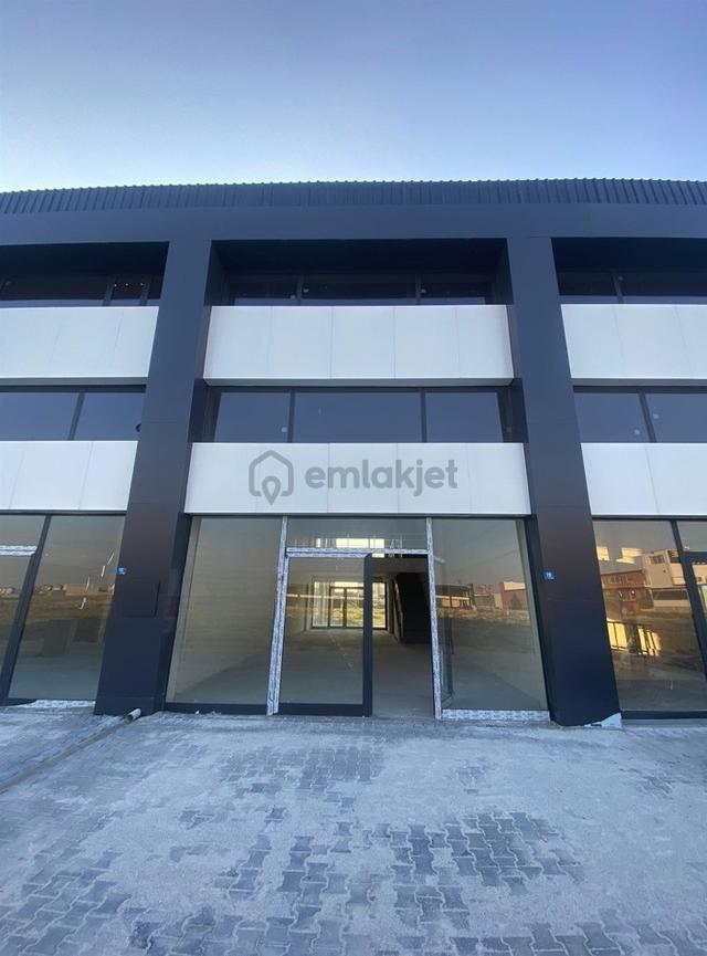 Kamyon Garajı Yanında Satılık 300 M² Çift Cephe Dükkan 1