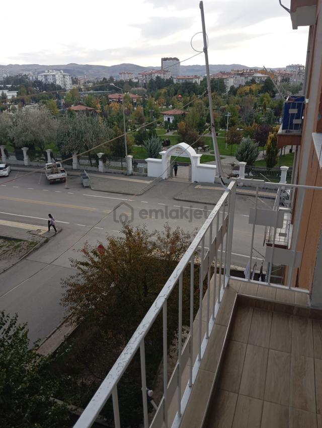 Emin Şarkışla Emlak Ofisinden Kadı Burhanettin Mahallesi'nde Kiralık 3+1 1