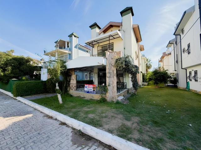 Kuşadası Karaova Ada Yakası Sitesinde Kiralık 3+1 Eşyalı Villa 1