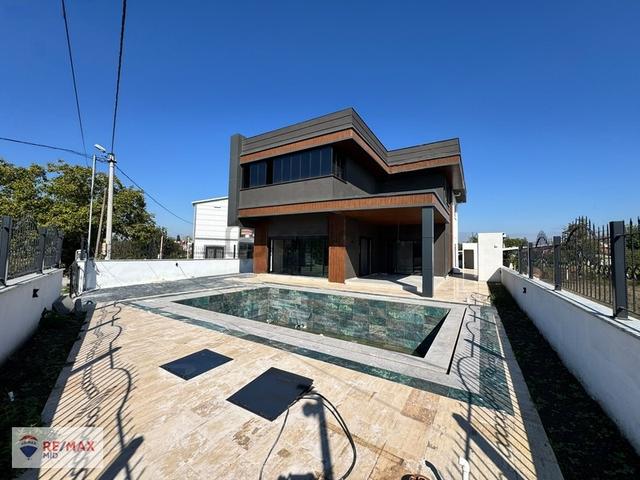 Remax Mid Paşaköy Mah. 7+1 Satılık Havuzlu Villa 1