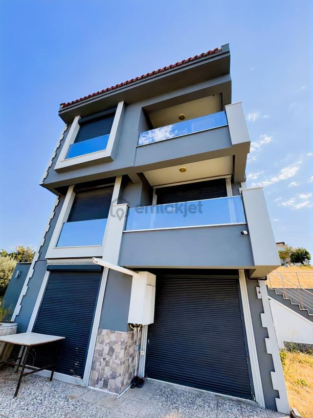 27 Yeni Foçada Deniz Manzaralı 6+1 Satılık Müstakil Villa 1
