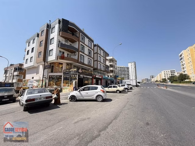 Cadde Seyrandan Kiralık 3+1 Merkezi Konumda 1