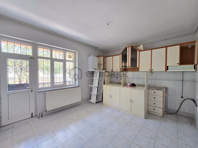 Erenköy'de 3+1 Kiralık Bahçeli, 4 Cepheli Ve Müstakil Garajlı Ev 1