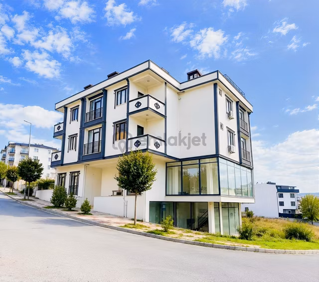 Taşoluk Caddesinde 2 Katlı Kiralık Dükkan 1