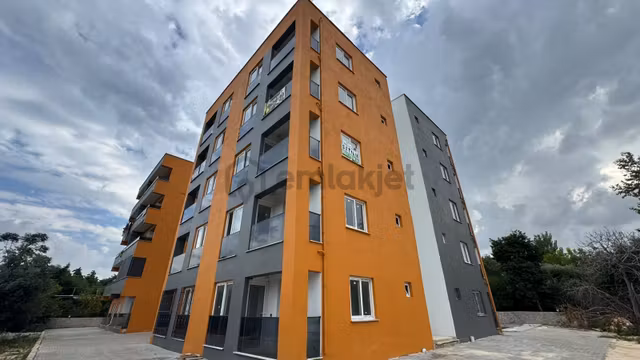 Mersin Tırtar'da Havuzlu Sitede Satılık 1+1 Daire 1
