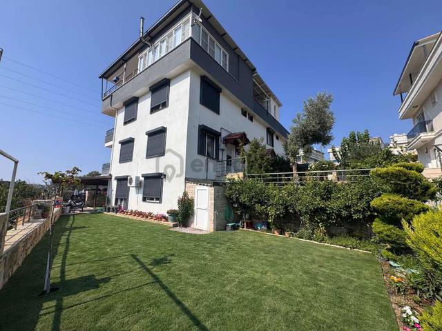 Foça M.k. Atatürk Mah’de 2018 Yapımı 4+2, 210 M², Çift Mutfaklı 3 Katlı Villa 1